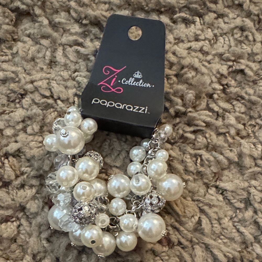 Paparazzi Zi Collection 2022/21 Couture Celebrator Pearl and Silver Bracelet